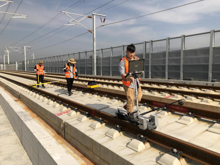 手艺职员在对京张高铁官厅大桥段举行钢轨打磨后检考试收.png